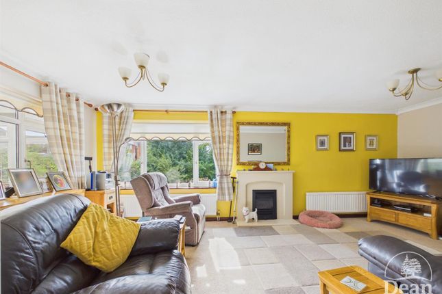 46, Woodland Rise, Lydney photo 2