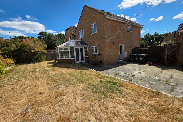 15, Meadow Grove, Verwood photo 2