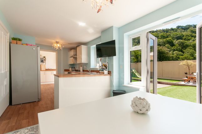 35 Golwg Y Mynydd, Godrergraig photo 2
