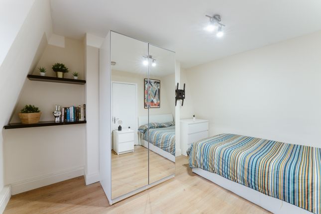 Duplex to rent in High Road, London