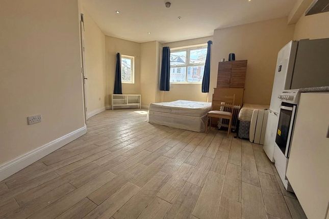 Flat, 2, 41 Athenlay Road, London photo 2