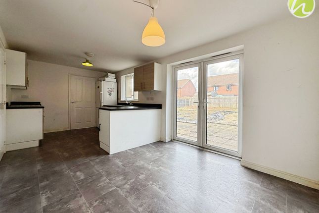 18 Lapwin Close, Tilbury photo 2