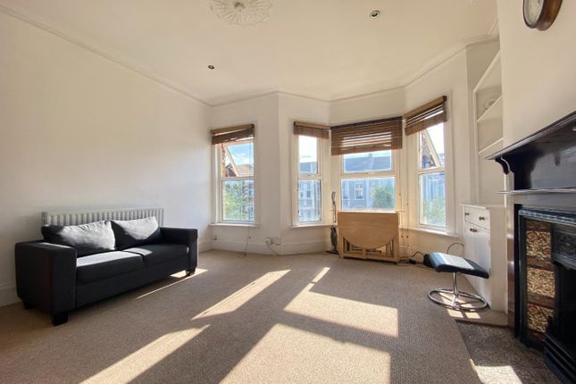 Flat to rent in Churchill Road, Willesden Green