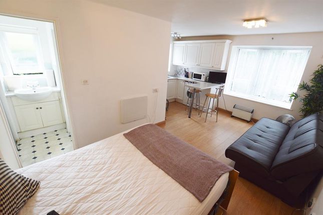 6, Elmley Close, Beckton photo 3