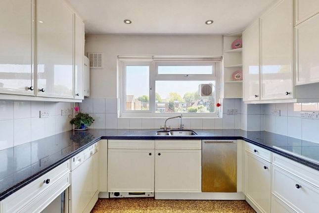 Chatterton Court, Eversfield Road, Richmond photo 4