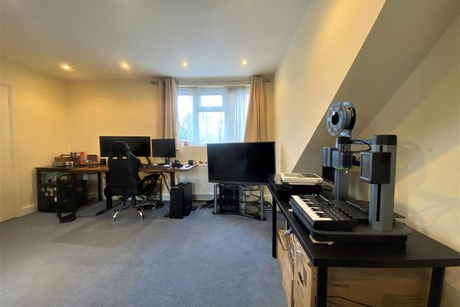 136 Top Floor, Grasmere Avenue, Wembley photo 2