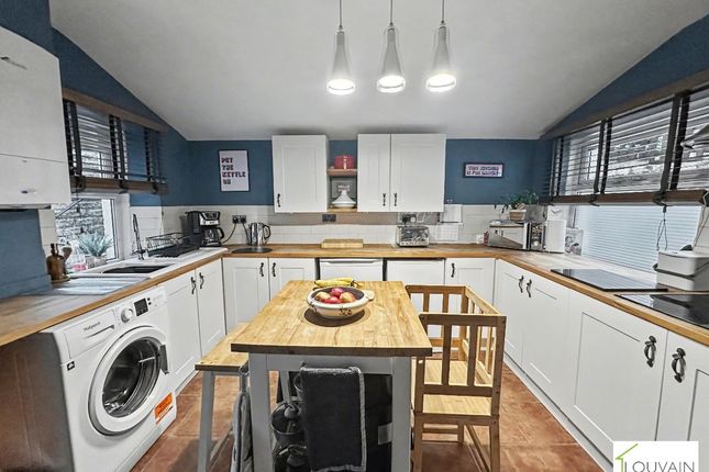 24 Jubilee Road, Abertillery photo 3