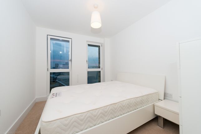 Flat to rent in Ivy Point, No 1 The Avenue, Bow