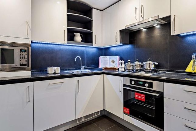 Flat to rent in Circus Apartments, 39 Westferry Circus, London