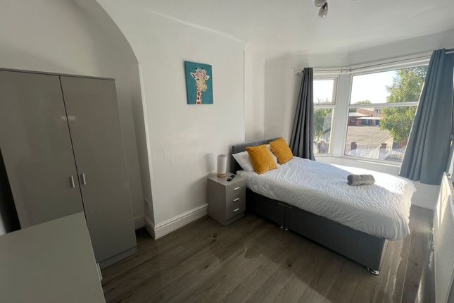 Flat to rent in Hall Lane, Liverpool