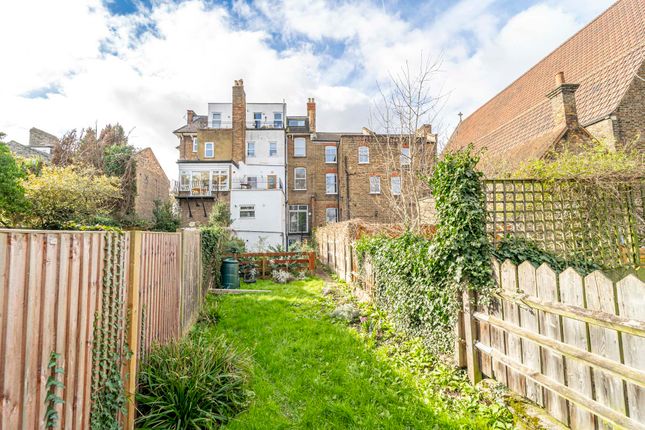 Flat for sale in Womersley Road, London