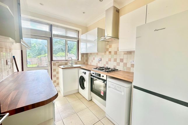117 Walmington Fold, London photo 5