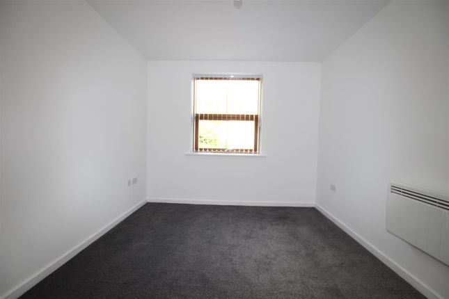 Flat to rent in Peregrine Way, Queensbury, Bradford