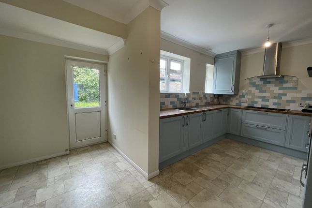8, Meadway, Twickenham, London photo 3