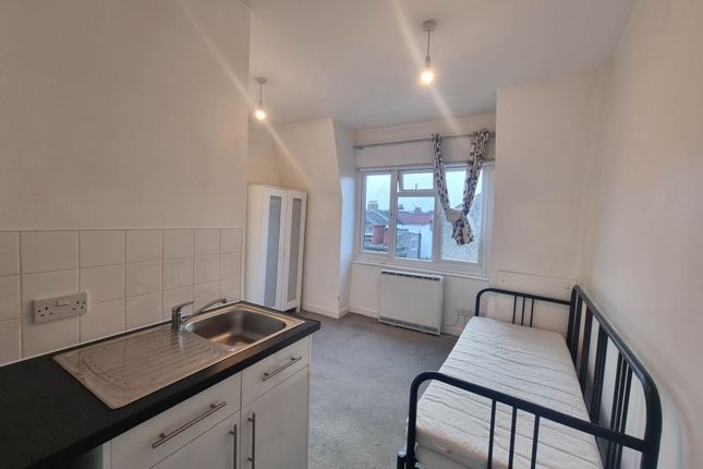 Thumbnail Room to rent in Queens Parade, Green Lanes, London