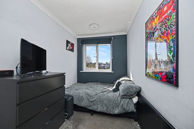 24, Barrington Road, Rugby photo 3