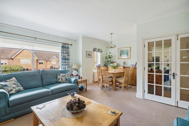4 The Callanders Heathbourne Road, Bushey photo 2