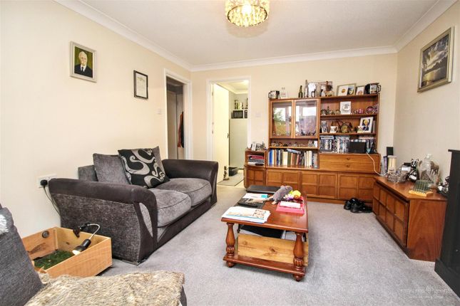 19, Orchard Court, Reading photo 4