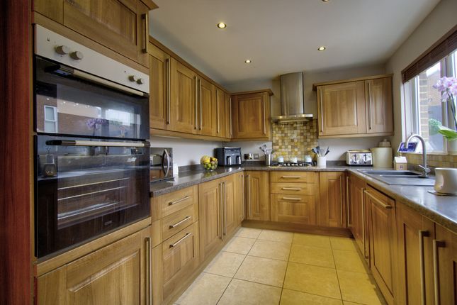 6, The Garrones, Crawley photo 2