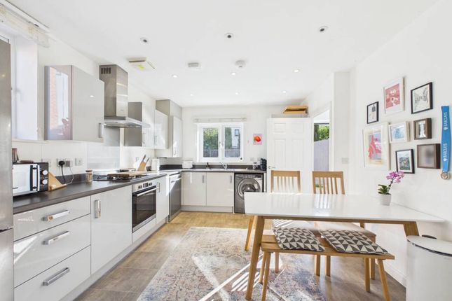 27 Broad Acre Road, Cheltenham photo 2