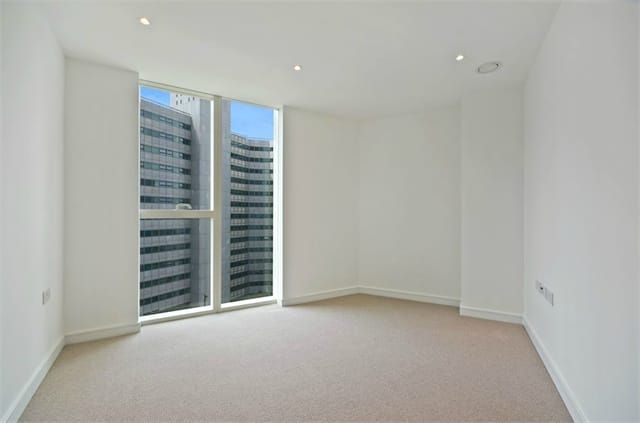Flat 98, Pinnacle Apartments, Croydon photo 4
