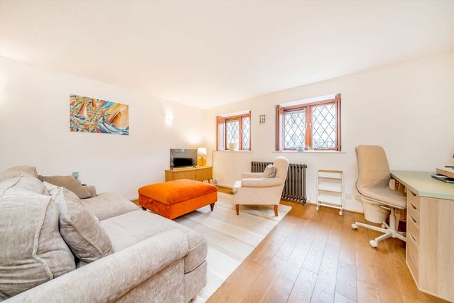 Flat 2, Simon Court, London photo 2