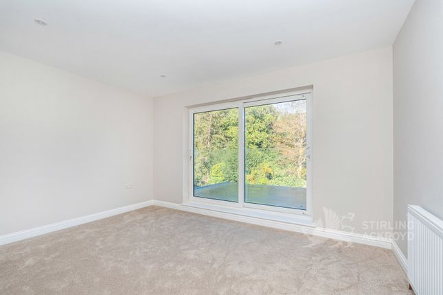 124, Woodlands Avenue, Surrey photo 4