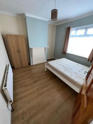 Thumbnail Room to rent in Colliers Wood, London