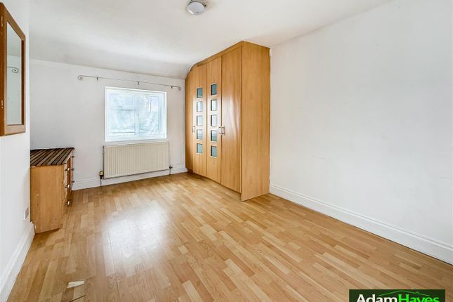 21, Barfield Avenue, London photo 4