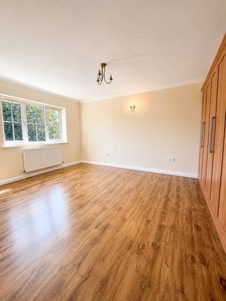 Flat 9 Holly Court, Bower Way, Slough photo 4