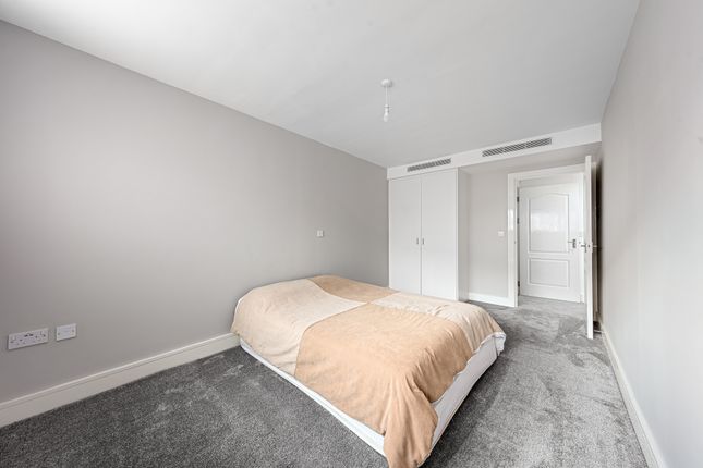 Flat for sale in Queenstown Road, London