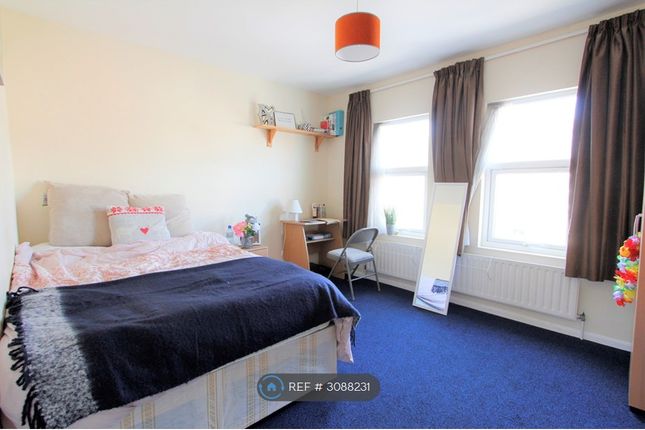 Pitcroft Avenue, Reading photo 2
