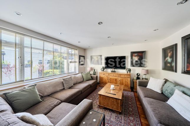7, The Lincolns, Mill Hill, NW7, London photo 3