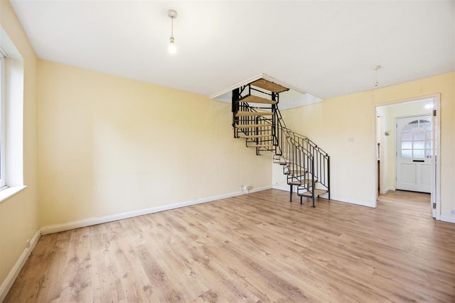 33, Hindhead Close, Hillingdon photo 3
