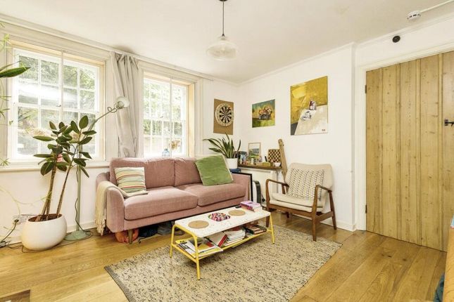 Flat for sale in Guildford, Surrey