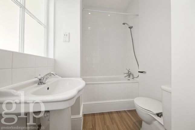 Flat to rent in St. Martin's Lane, London