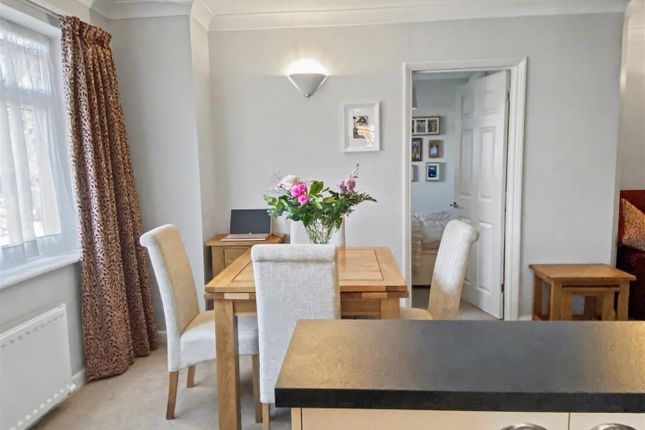 18 Griffin Court, Griffin Way, Great Bookham photo 4