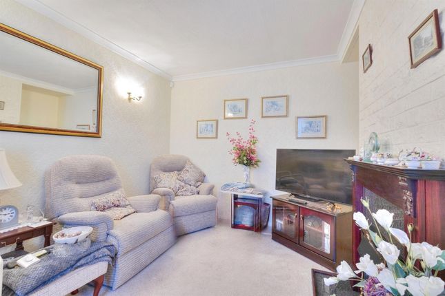 17, Barker Close, Rushden photo 2