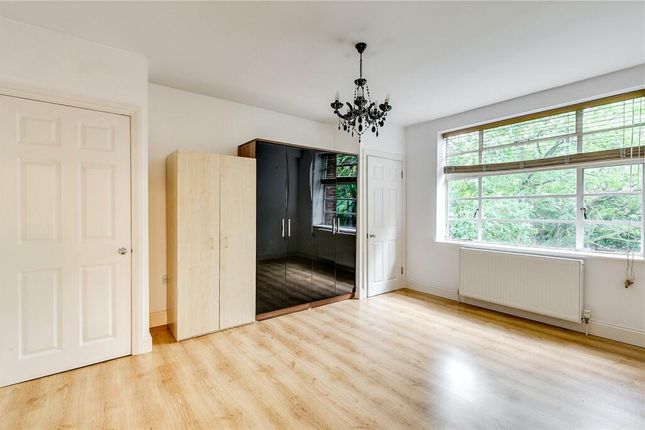Flat to rent in Brookland Rise, London
