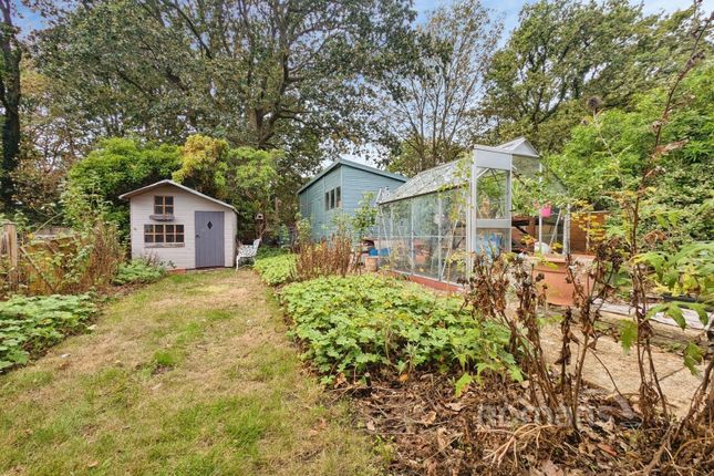 23, Old Park Close, Surrey photo 2