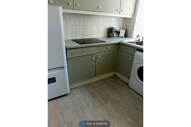 Flat to rent in Wellesley Court Maida Vale, London