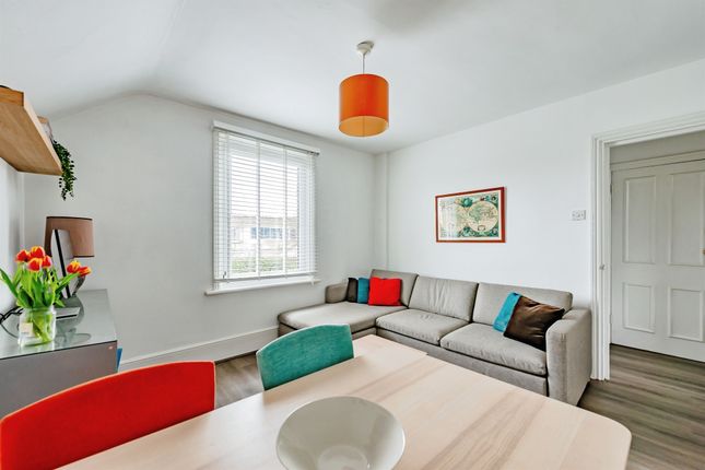 Flat 2, Fernleigh, Yattendon Road, Horley photo 3