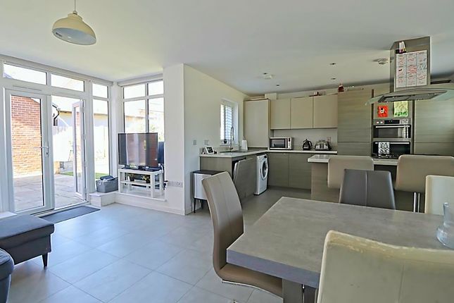 3, Edmund Close, Rochford photo 3