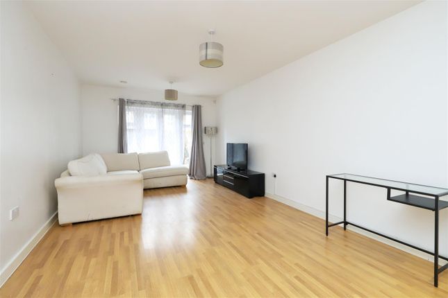 Flat 52 Clovelly Court, 6 Wintergreen Boulevard, West Drayton photo 3