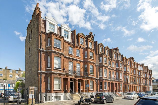 Flat for sale in Callow Street, London