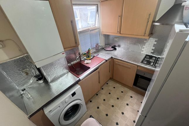 Thumbnail Flat to rent in Vicarage Road, London