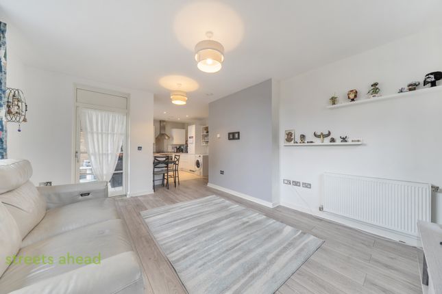 Flat 2, 15, Station Approach Road, Coulsdon photo 3