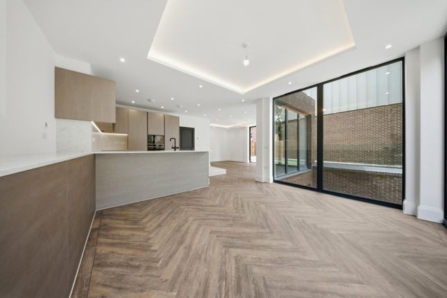 8 Bear Court, 6, Castlebar Hill, London photo 2