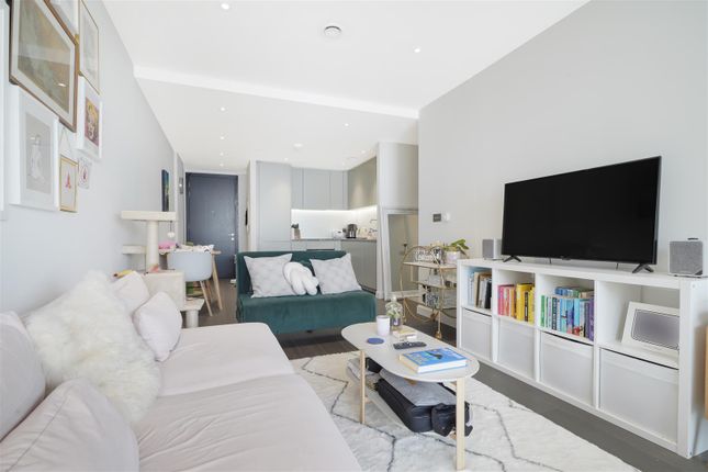 Flat 1202, 10, Cutter Lane, London photo 4