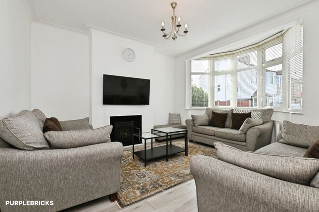 21, Lonsdale Avenue, Romford photo 3